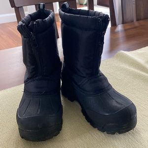 Thinsulate boots size 3. Black